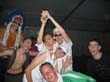 met twee man tillen