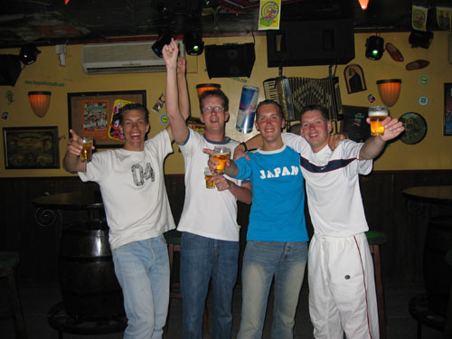 0403 bloopers feest leeg bijna