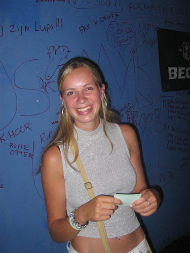 2144 mooie vrouw met leuke achtergrond