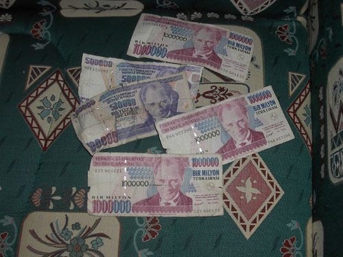 Ik heb Miljoenen op de bank in Turkije...