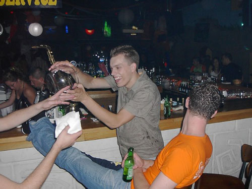 Vrouwen lastigvallen met een lege vissenkom
