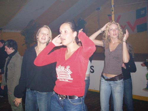Alieke doet Mickey Mouse na