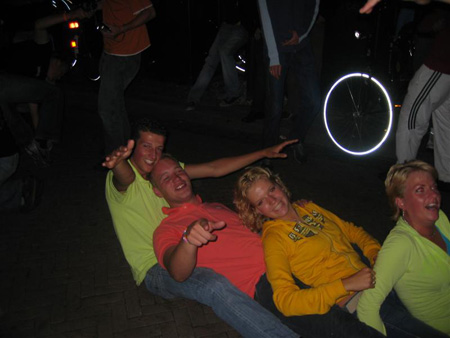 2004 ze ligt tussen zijn benen te roeien